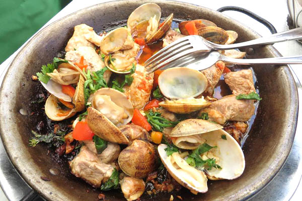 Portugalske vongole sa svinjetinom